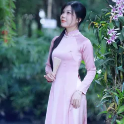 Váy cô dâu cổ cao dài tay chất liệu lụa màu trắng kem 737788