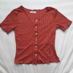 Áo thun ngắn thời trang xẻ một bên (crop top)