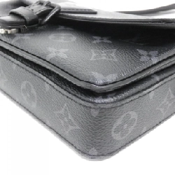 Túi đeo vai Louis Vuitton Monogram Eclipse Montsouris Wearable Wallet M83567 612778