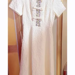 Váy dài nữ cổ tròn thêu họa tiết and xếp ly màu kem