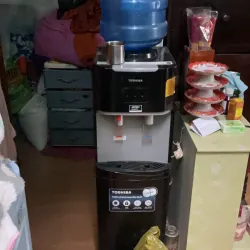 Máy nước nóng lạnh toóhiba màu đen làm lạnh và nóng nhanh