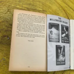 COMBO THE GIRL WITH THE DRAGON TATTOO & SIT, WALK, STAND 762281