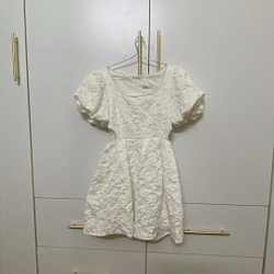 Váy trắng babydoll dự tiệc