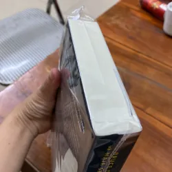 Đứa trê được nuôi trong chuồng chó  1047028