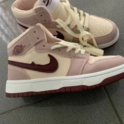 Giày rep 1:1 . Chưa sử dụng . Để lâu mang nên pass rẻ bèo. Size 39  1031771