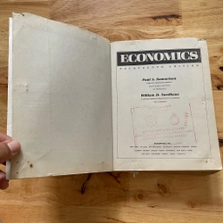 II Economics Books: ECONOMICS - Paul A. Samuelson & William D. Nordhaus 493825