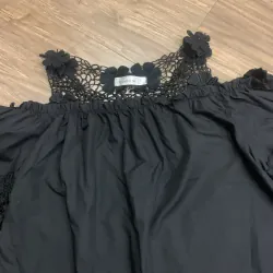 Áo kiểu trễ vai có ren thêu size M