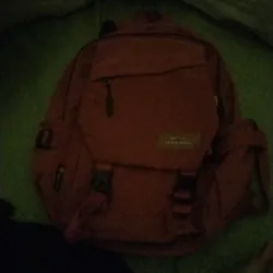 Balo học sinh màu cam/đất, nhiều ngăn, chất vải bền.