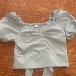 Áo croptop màu xanh da trời nhạt