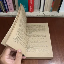 II Sách Xưa: Cuộc Phiêu Lưu Kỳ Lạ Của Carích Và Valia - Ian Lary - 1983 605987