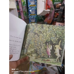 Mr. Rabbit and the Lovely Present mới 90% Sách tự học tiếng Anh HCM2702 930124