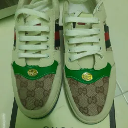 Giày thể thao Gucci đôi họa tiết logo chữ G màu kem đen xanh lá 973262