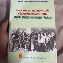 Phát huy vai trò nòng cốt của quân đội anh hùng - bìa cứng dày gần 1000 trang