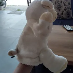 một chú thú nhồi bông hình con cừu  . Hàng 2hand 996568