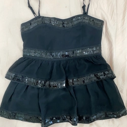 Váy đen dáng xoè có chi tiết đính sequin ở các tầng hãng Mỹ