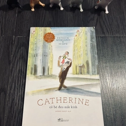 Catherine cô bé đeo mắt kính 385191