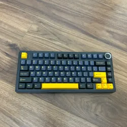 Bàn phím cơ AULA model F75 màu đen có phím màu vàng và cổng kết nối USB 721038