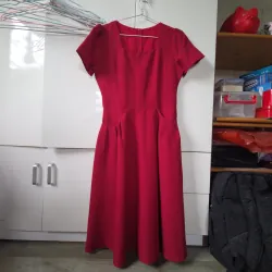 Váy Đỏ Đô qua dài qua đầu gối cổ vuông