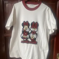 A. Áo trắng Mickey đỏ 