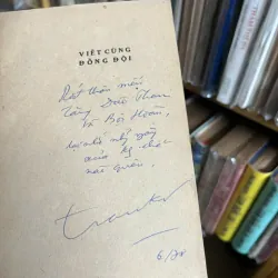 Viết cùng đồng đội - Trần Cư - Tiểu luận, phê bình - có chữ ký tác giả 1006537