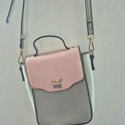 Đây là túi đeo chéo mini nữ – kiểu dáng nắp gập phối màu hồng – xám, 714492