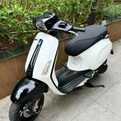 Xe máy Vespa Primavera 125cc màu trắng đen, kiểu dáng cổ điển 722316