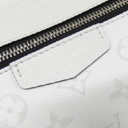 Túi đeo chéo ngoài trời Louis Vuitton Taiga Lama M30873 610745