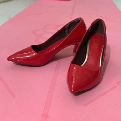 Giày bít mũi cao 5p size 37 đã sd còn mới tinh 