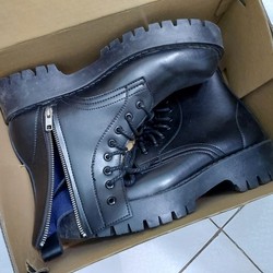 Giày da kiểu dáng harness boots đen cỡ 42.