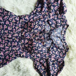 Đầm hoa nhí tay ngắn, kiểu dáng chữ A size S,M chưa qua sử dụng 934724