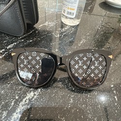 Kính thời trang Louis Vuitton đen chính hãng