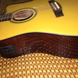 Đàn guitar acoustic có cổng gắn vào loa 210967