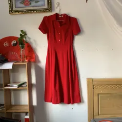 Đầm đỏ tươi màu đỏ trạng nguyên nổi bật