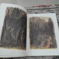 Sách truyện màu tiếng Anh khổ lớn. THE SUN'S STOREHOUSE. 3TH print 1981 in tại Nga 758698