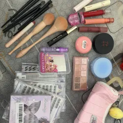 Bộ Mỹ phẩm trang điểm gồm cọ, son môi, phấn tạo hình, phụ kiện