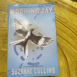 MOCKINGJAY- SUZANNE COLLINNS