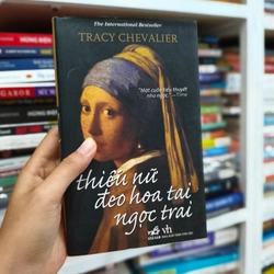 Thiếu nữ đeo hoa tai ngọc trai 🌱