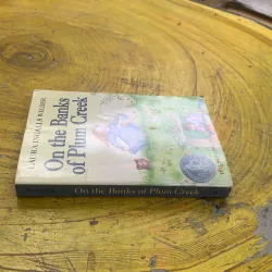 ON THE BANKS OF PLUM CREEK- LAURA INGALLS WILDER 762243
