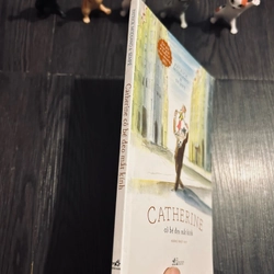 Catherine cô bé đeo mắt kính 385191