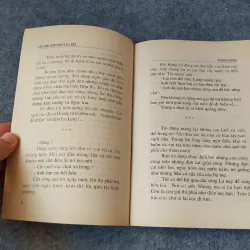 CÔ GÁI VỚI CÂY DÙ ĐỎ 719919