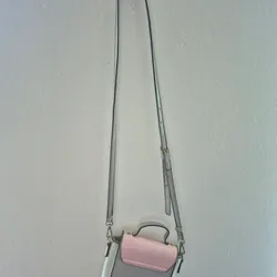 Đây là túi đeo chéo mini nữ – kiểu dáng nắp gập phối màu hồng – xám, 714492