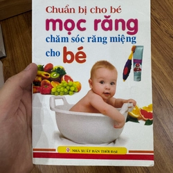 Bé mọc răng 551934