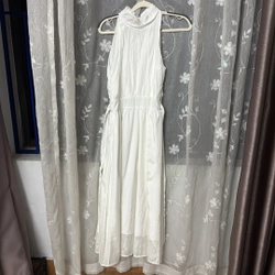 Đầm trắng sát nách size S, cổ cao, có dây buộc eo phía sau rất thanh lịch và sang trọng 485079