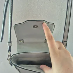 Đây là túi đeo chéo mini nữ – kiểu dáng nắp gập phối màu hồng – xám, 714492