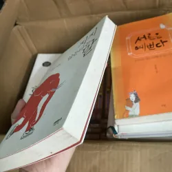 tập tản văn 지지 않는다는 말 (Lời nói không bao giờ thua cuộc) của tác giả Kim Yeon-su.  759950