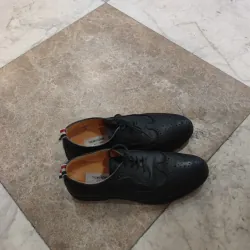 Giày nam Thom Browne da bò đục lỗ màu đen kích thước 42 1009671