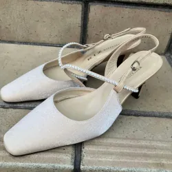 Giày cao gót màu be nhũ của LIZ 1013802