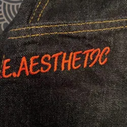 Quần Jeans Thêu Logo Ống Cong Rộng 1005534