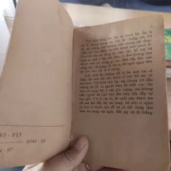 sách Dế Mèn phiêu lưu ký của nhà văn Tô Hoài. 
Đây là tác phẩm văn học thiếu nhi  1032635