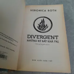 NHỮNG KẺ NỔI LOẠN, NHỮNG KẺ BẤT KHẢ TRỊ - VERONICA ROTH (HỒNG QUYÊN DỊCH) 759683